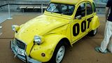 "In tödlicher Mission" entkommt Bond in einem Citroen 2CV seinen Häschern (Bild Viehmann)
