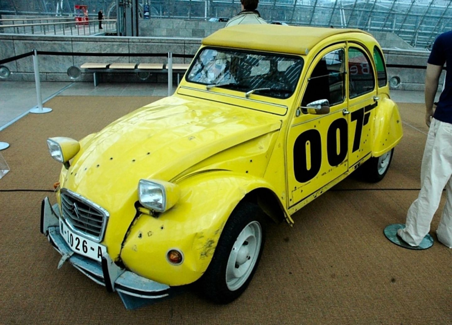 "In tödlicher Mission" entkommt Bond in einem Citroen 2CV seinen Häschern (Bild Viehmann)