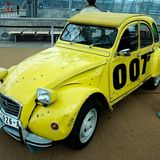 "In tödlicher Mission" entkommt Bond in einem Citroen 2CV seinen Häschern (Bild Viehmann)
