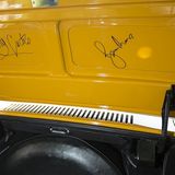 Der Aston Martin DBS aus "Die Zwei" mit den Unterschriften von Tony Curtis und Roger Moore