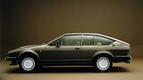 Alfetta GTV6 - in "Octopussy" wird Bond von zwei bayerischen Polizei-BMWs gejagt (Bild: Alfa Romeo)
