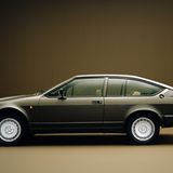 Alfetta GTV6 - in "Octopussy" wird Bond von zwei bayerischen Polizei-BMWs gejagt (Bild: Alfa Romeo)