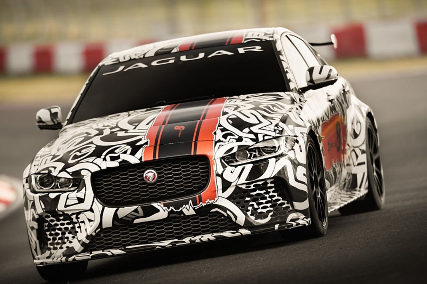Jaguar XE Project 8 - derzeit laufen die ersten Texts auf dem Nürburgring