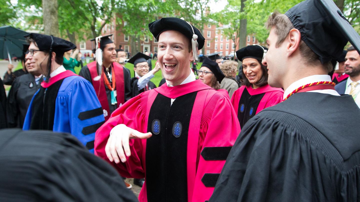 Facebook-Gründer Mark Zuckerberg der Zeremonie an der Harvard University in Cambridge, Massachusetts