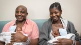 Können ihr Glück kaum fassen: Ajibola (rechts) und ihr Mann Adeboye Taiwo aus Nigeria versuchten 17 Jahre lang, ein Kind zu bekommen. Dann wurde Ajibola doch noch schwanger - und erwartete sechs Babys auf einen Streich. Medienberichten zufolge brachte eine Hilfsorganisation die werdende Mutter für die Entbindung in die USA.