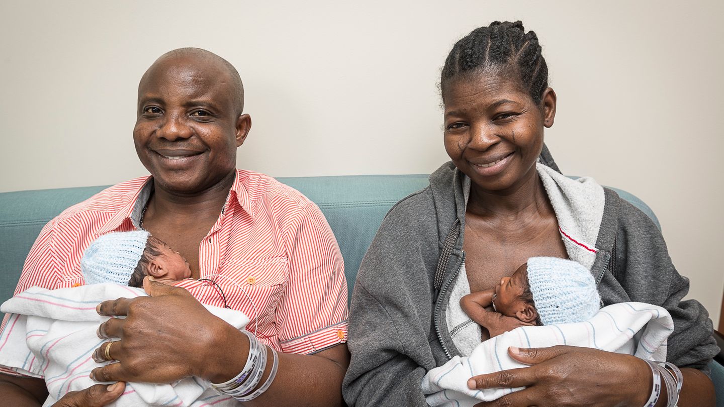 Großfamilie auf einen Schlag: Können ihr Glück kaum fassen: Ajibola (rechts) und ihr Mann Adeboye Taiwo aus Nigeria versuchten 17 Jahre lang, ein Kind zu bekommen. Dann wurde Ajibola doch noch schwanger - und erwartete sechs Babys auf einen Streich. Medienberichten zufolge brachte eine Hilfsorganisation die werdende Mutter für die Entbindung in die USA. Können ihr Glück kaum fassen: Ajibola (rechts) und ihr Mann Adeboye Taiwo aus Nigeria versuchten 17 Jahre lang, ein Kind zu bekommen. Dann wurde Ajibola doch noch schwanger - und erwartete sechs Babys auf einen Streich. Medienberichten zufolge brachte eine Hilfsorganisation die werdende Mutter für die Entbindung in die USA.