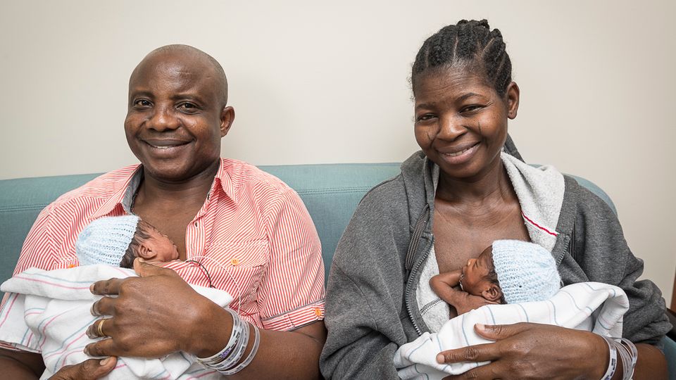 Saya tidak percaya keberuntungan mereka: Ajibola (kanan) dan suaminya, Adeboye Taiwo dari Nigeria, telah mencoba untuk memiliki bayi selama 17 tahun.  Kemudian Ajibola hamil - dan mengharapkan enam bayi sekaligus.  Menurut laporan media, organisasi bantuan ibu hamil itu dibawa ke Amerika Serikat untuk melahirkan.
