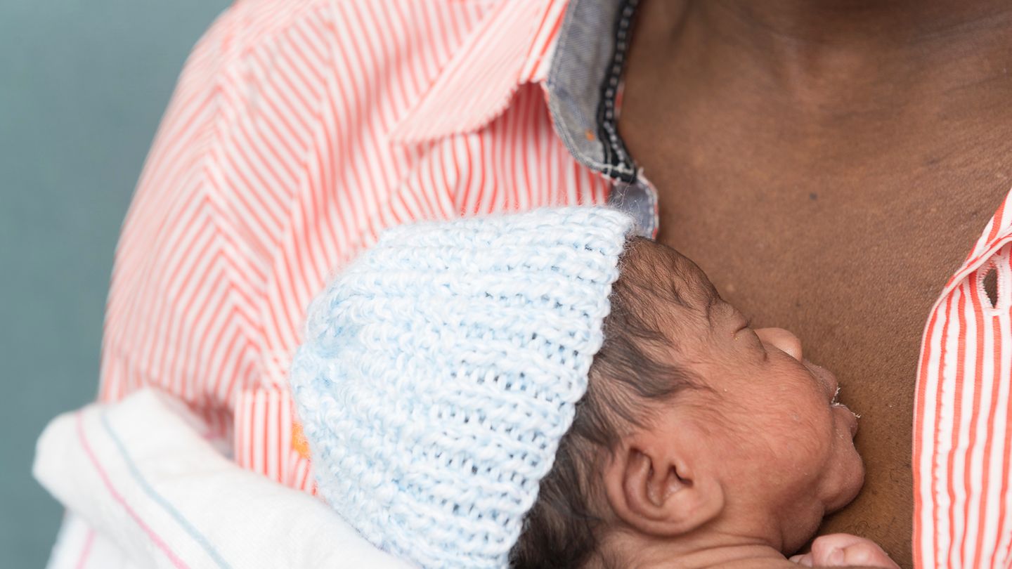 Mehrlingsschwangerschaften wie diese bergen große Risiken: Meist setzen vorzeitig Wehen ein, die Kinder müssen früher als üblich geholt werden und sind noch nicht voll entwickelt. Nach Angaben des Krankenhauses befinden sich alle Kinder in einem "guten" Zustand, sie müssen jedoch noch medizinisch überwacht werden und können das Krankenhaus noch nicht verlassen. Bei der Geburt wogen die Babys zwischen 1183 und 2225 Gramm.   Als der Vater in spe von der Schwangerschaft seiner Frau erfahren habe, sei er "aufgeregt" gewesen, so Adeboye Taiwo. "Zum ersten Mal in unserem Leben erwarteten wir ein Kind." Dass es gleich sechs werden würden, war ihm zu diesem Zeitpunkt noch nicht klar.