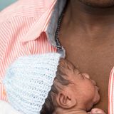 Mehrlingsschwangerschaften wie diese bergen große Risiken: Meist setzen vorzeitig Wehen ein, die Kinder müssen früher als üblich geholt werden und sind noch nicht voll entwickelt. Nach Angaben des Krankenhauses befinden sich alle Kinder in einem "guten" Zustand, sie müssen jedoch noch medizinisch überwacht werden und können das Krankenhaus noch nicht verlassen. Bei der Geburt wogen die Babys zwischen 1183 und 2225 Gramm.   Als der Vater in spe von der Schwangerschaft seiner Frau erfahren habe, sei er "aufgeregt" gewesen, so Adeboye Taiwo. "Zum ersten Mal in unserem Leben erwarteten wir ein Kind." Dass es gleich sechs werden würden, war ihm zu diesem Zeitpunkt noch nicht klar.