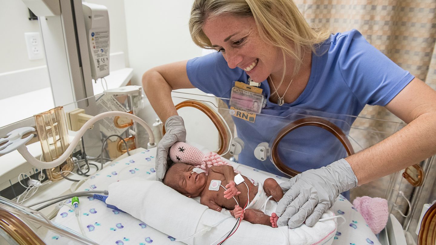 Eine Krankenschwester kümmert sich um eines der Babys. Die Mutter der Sechslinge konnte das Krankenhaus bereits eine Woche nach dem Kaiserschnitt verlassen. In Kürze sollen auch die Kinder folgen. 