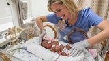 Eine Krankenschwester kümmert sich um eines der Babys. Die Mutter der Sechslinge konnte das Krankenhaus bereits eine Woche nach dem Kaiserschnitt verlassen. In Kürze sollen auch die Kinder folgen. 