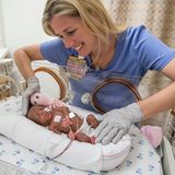 Eine Krankenschwester kümmert sich um eines der Babys. Die Mutter der Sechslinge konnte das Krankenhaus bereits eine Woche nach dem Kaiserschnitt verlassen. In Kürze sollen auch die Kinder folgen. 