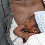 "Ich hoffe, dass das kleinste meiner sechs Kinder eines Tages groß wird und sagt 'Ich war so winzig, aber schau mich jetzt an", erklärt Ajibola Taiwo in einer Mitteilung des Krankenhauses. Sie hoffe, dass ihre Kinder eines Tages Medizin studieren können, um anderen Menschen helfen zu können - so wie die Ärzte des Krankenhauses auch ihr geholfen haben.