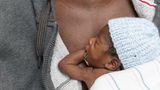 "Ich hoffe, dass das kleinste meiner sechs Kinder eines Tages groß wird und sagt 'Ich war so winzig, aber schau mich jetzt an", erklärt Ajibola Taiwo in einer Mitteilung des Krankenhauses. Sie hoffe, dass ihre Kinder eines Tages Medizin studieren können, um anderen Menschen helfen zu können - so wie die Ärzte des Krankenhauses auch ihr geholfen haben.