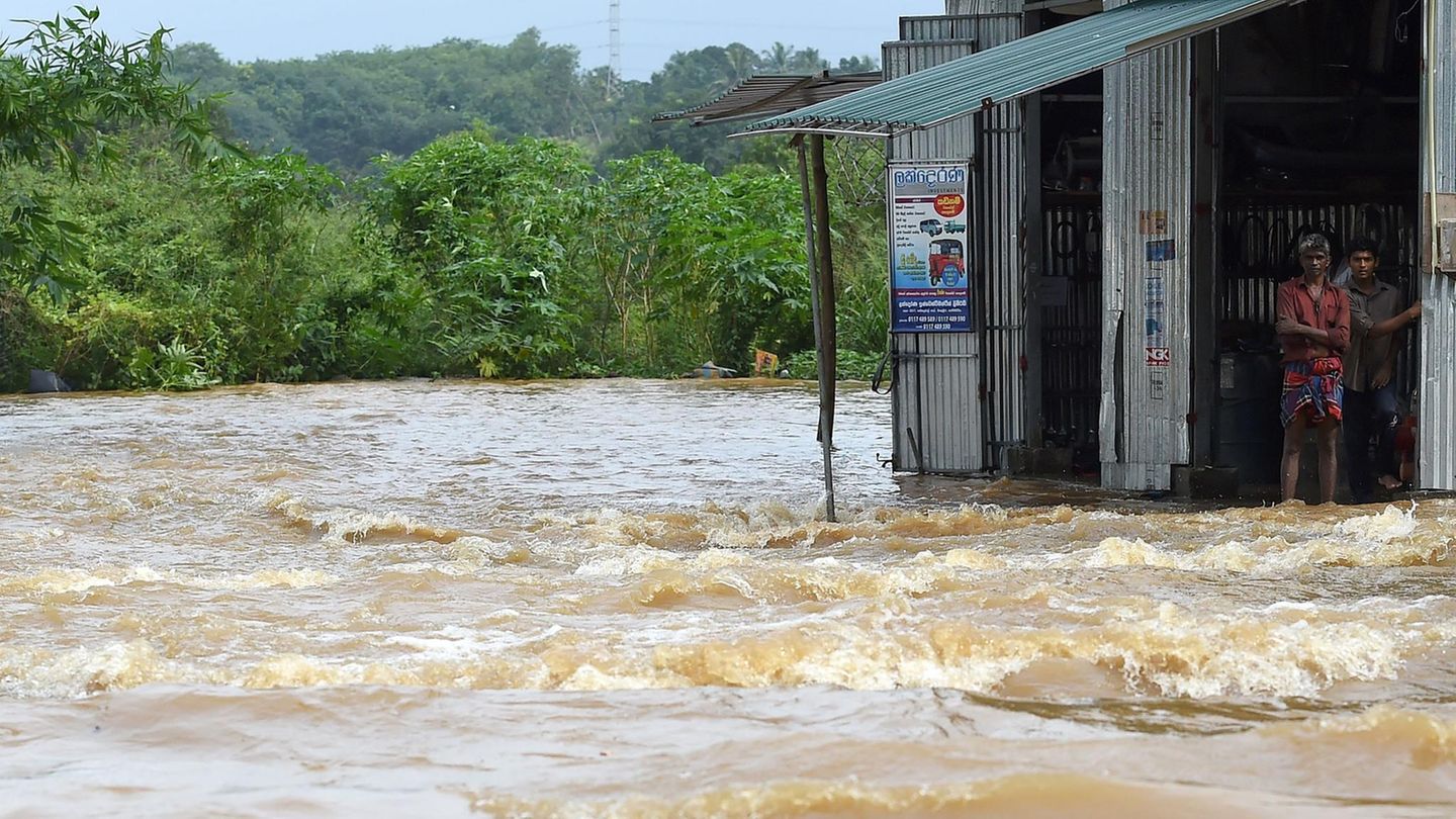 Unwetter in Sri Lanka: Ein Bewohner steht im Eingang seiner Hütte und blickt auf die Fluten