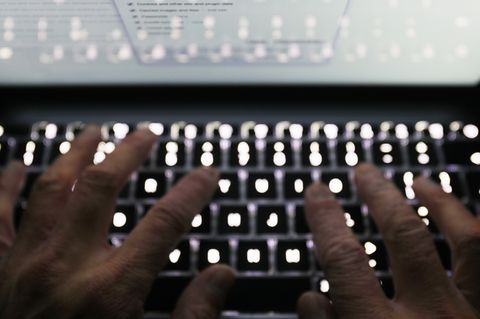 Hände tippen auf einer Laptop-Tastatur (Symbolfoto)
