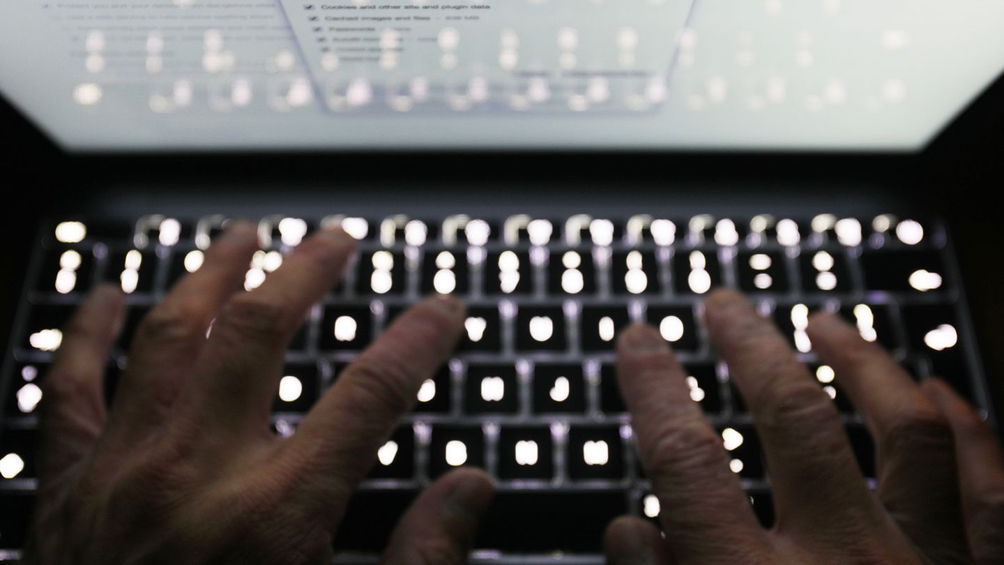 Hände tippen auf einer Laptop-Tastatur (Symbolfoto)