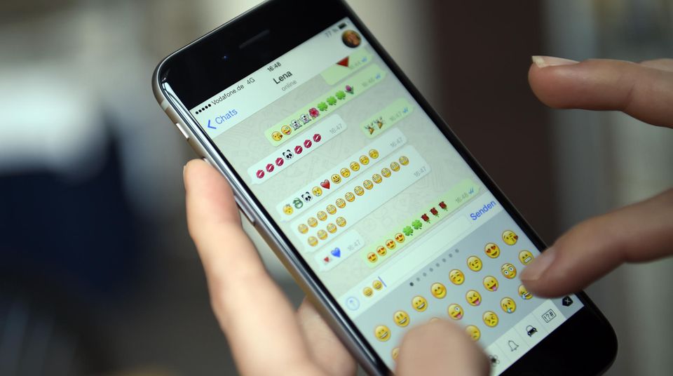 Ein Smartphone zeigt einen WhatsApp-Chat, in dem nur Emoticons hin und her versendet werden. Ein Smartphone zeigt einen WhatsApp-Chat, in dem nur Emoticons hin und her versendet werden.