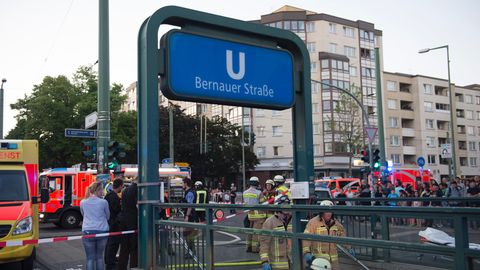 Rettungskräfte und Einsatzfahrzeuge stehen in Berlin am U-Bahnhof Bernauer Straße