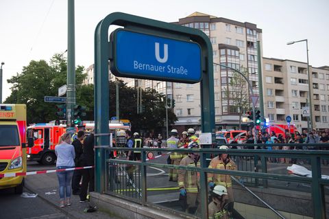 Rettungskräfte und Einsatzfahrzeuge stehen in Berlin am U-Bahnhof Bernauer Straße