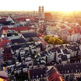 Platz 1: In München schleckt sich die Kugel Eis am teuersten: 1,53 Euro muss man im Durchschnitt hinblättern. Wer weiß, vielleicht argumentieren die Münchner ihre Preise mit der Nähe zu Italien. Dann stimmt meist auch die Qualität.