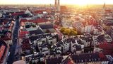Platz 1: In München schleckt sich die Kugel Eis am teuersten: 1,53 Euro muss man im Durchschnitt hinblättern. Wer weiß, vielleicht argumentieren die Münchner ihre Preise mit der Nähe zu Italien. Dann stimmt meist auch die Qualität.