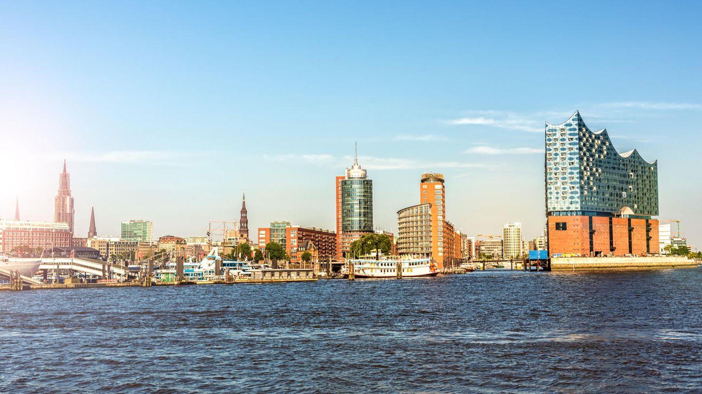 Deutschland-Vergleich: In der Hansestadt scheint die Sonne nicht so häufig, deshalb ist der Preis für die Kugel Eis für eine Großstadt eher moderat: 1,27 Euro kostet hier das kalte Vergnügen. In der Hansestadt scheint die Sonne nicht so häufig, deshalb ist der Preis für die Kugel Eis für eine Großstadt eher moderat: 1,27 Euro kostet hier das kalte Vergnügen.