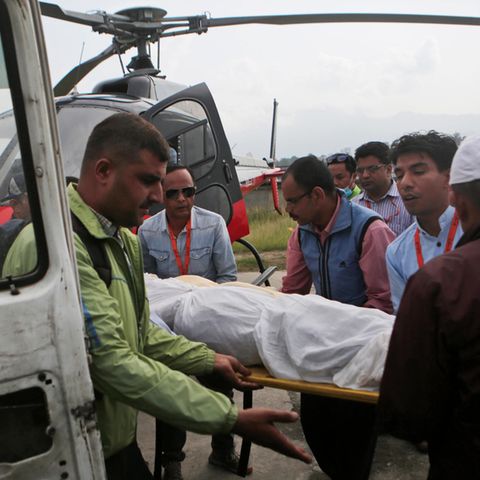 Bei dem Absturz der Let L-410 in Nepal kamen der Pilot und Kopilot ums Leben. Die Flugbegleiterin schwebt nicht mehr in Lebensgefahr.