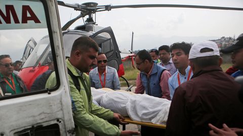 Bei dem Absturz der Let L-410 in Nepal kamen der Pilot und Kopilot ums Leben. Die Flugbegleiterin schwebt nicht mehr in Lebensgefahr.