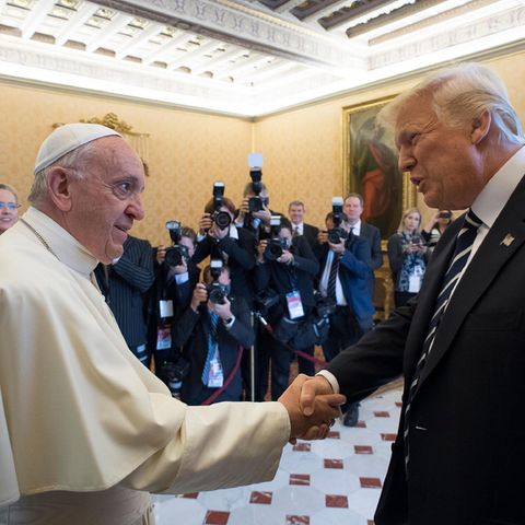 US-Präsident Donald Trump und Papst Franziskus schütteln sich im Vatikan die Hand. Im Hintergrund arbeiten Fotografen.
