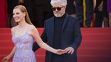 Der spanische Regisseur Pedro Almodóvar (r.) ist der Präsident der Jury des 70. Internationalen Filmfestivals in Cannes. Der Filmemacher gilt als der erfolgreichste spanische Regisseur der Gegenwart. Vorne: die US-Schauspielerin Jessica Chastain.