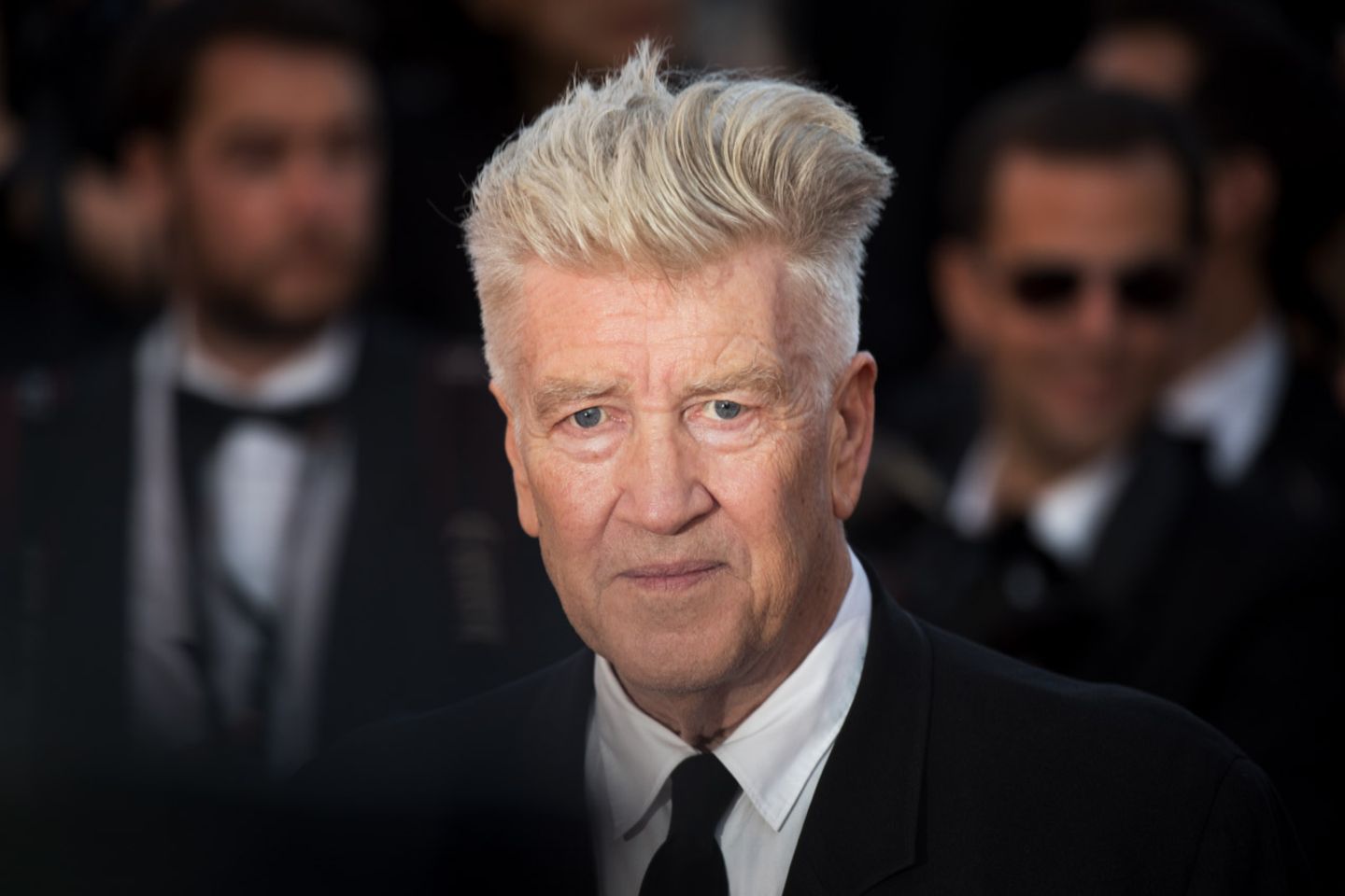 Kultregisseur David Lynch zeigt sich auch auf dem roten Teppich. In Cannes ist er ein alter Bekannter. Bereits 1990 gewann er mit “Wild at Heart” die Goldene Palme, 2001 teilte er sich für “Mulholland Drive” den Regiepreis mit den Coen-Brüdern. Mittlerweile dreht er keine Kinofilme mehr.