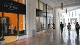 Nach der Revolution blieben Ende der 50er Jahre die Läden im Erdgeschoss geschlossen, mehrere Schulen, Regierungsstellen und Pressebüros zogen ein - jetzt bieten hier die neuen Boutiquen von Lacoste, Versace, Montblanc und Giorgio Armani ihre Luxusgüter an.
