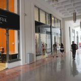 Nach der Revolution blieben Ende der 50er Jahre die Läden im Erdgeschoss geschlossen, mehrere Schulen, Regierungsstellen und Pressebüros zogen ein - jetzt bieten hier die neuen Boutiquen von Lacoste, Versace, Montblanc und Giorgio Armani ihre Luxusgüter an.