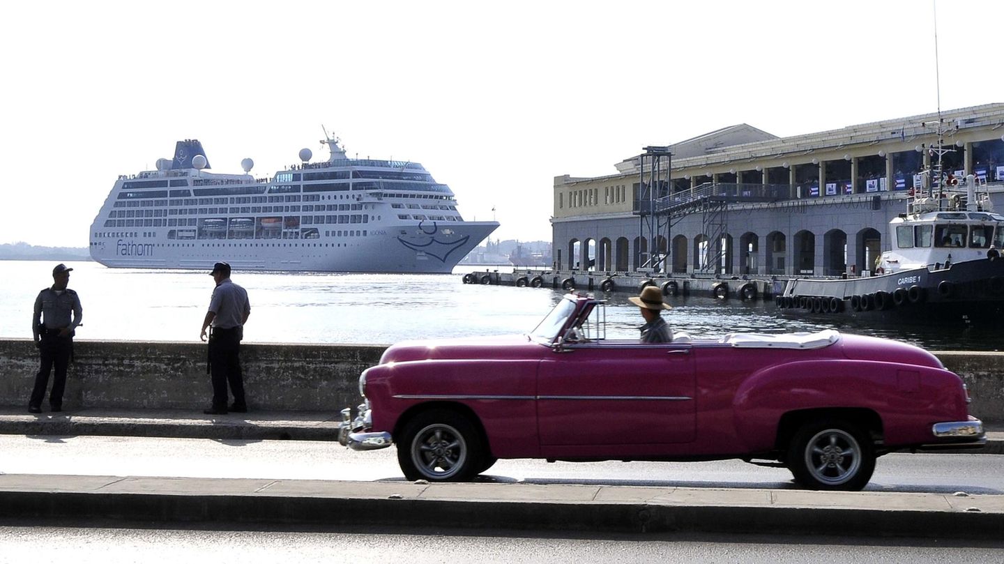Kreuzfahrtschiff und Oldtimer