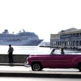 Kreuzfahrtschiff und Oldtimer