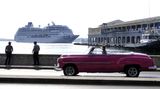 Kreuzfahrtschiff und Oldtimer