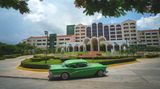 Einige spanische und amerikanische Hotelketten hatten bereits auf Kuba investiert und Häuser nur für Reisende mit Devisen aus dem Westen errichtet. 