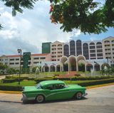 Einige spanische und amerikanische Hotelketten hatten bereits auf Kuba investiert und Häuser nur für Reisende mit Devisen aus dem Westen errichtet. 