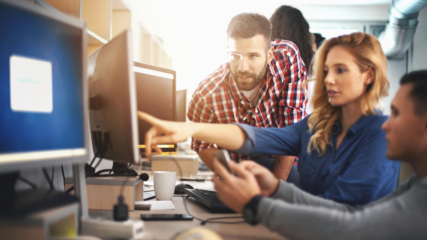 Traumjob! 95 Prozent der Auszubildenden in der IT-Branche sind auch an ihrem Sujet interessiert. Immerhin sechs von zehn verdienen ausreichend, um sich komplett selbst zu finanzieren - der zweithöchste Gehaltswert im Vergleich.