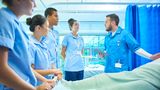 Verantwortung für Menschen: Die meisten Azubis im Bereich Pflege und Gesundheit entscheiden sich aus persönlichem Interesse für den Beruf und können dieses auch einbringen. Nur das Gehalt stimmt leider oft nicht.