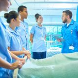 Verantwortung für Menschen: Die meisten Azubis im Bereich Pflege und Gesundheit entscheiden sich aus persönlichem Interesse für den Beruf und können dieses auch einbringen. Nur das Gehalt stimmt leider oft nicht.