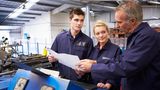 Den meisten Azubis gefällt der praktische Teil im Unternehmen mehr als die Berufsschule. Im Bereich Technik ist das besonders ausgeprägt. Die meisten Kandidaten können ihre persönlichen Interessen in den Arbeitsalltag einbringen. Gehalt: durchschnittlich.