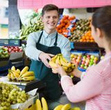 Einzelhandelskaufmann und Verkäufer gehören seit Jahren zu den häufigsten Ausbildungsberufen. In puncto Zufriedenheit liegen die Azubis im Handel im Mittelfeld.
