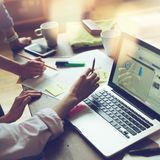 Keine bösen Überraschungen: Fast jeder dritte Azubi im Feld Finanzen wählt die Ausbildung, weil er jemand kennt, der den gleichen Beruf ausübt. Acht von zehn geben an, dass die in der Stellenausschreibung genannten Aufgaben den tatsächlichen Aufgaben entsprechen. So viel Verlässlichkeit gibt es nirgendwo sonst. Das Gehalt stimmt meistens auch.