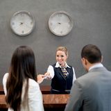 Vergleichsweise unzufrieden sind die Azubis im Bereich Gastronomie und Tourismus. 28 Prozent gaben an, dass sie ihre persönlichen Interessen nicht auf der Arbeit einbringen können - der höchste Wert aller Branchen. Zudem ist die branchenübliche Bezahlung mies: Nur zwei von zehn Befragten können mit ihrem Azubi-Gehalt den Lebensunterhalt alleine finanzieren.