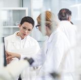 Mehr zu verdienen gibt es im Bereich Naturwissenschaft und Pharmazie. 65 Prozent der Azubis aus solchen Ausbildungsberufen geben an, dass ihr Gehalt ausreicht, um den Lebensunterhalt komplett alleine zu stemmen - das ist der höchste Wert im Report.