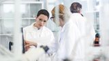 Mehr zu verdienen gibt es im Bereich Naturwissenschaft und Pharmazie. 65 Prozent der Azubis aus solchen Ausbildungsberufen geben an, dass ihr Gehalt ausreicht, um den Lebensunterhalt komplett alleine zu stemmen - das ist der höchste Wert im Report.