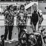 "Ferdinand the Sparrow" vor dem Team von Young Guns Speed Shop.