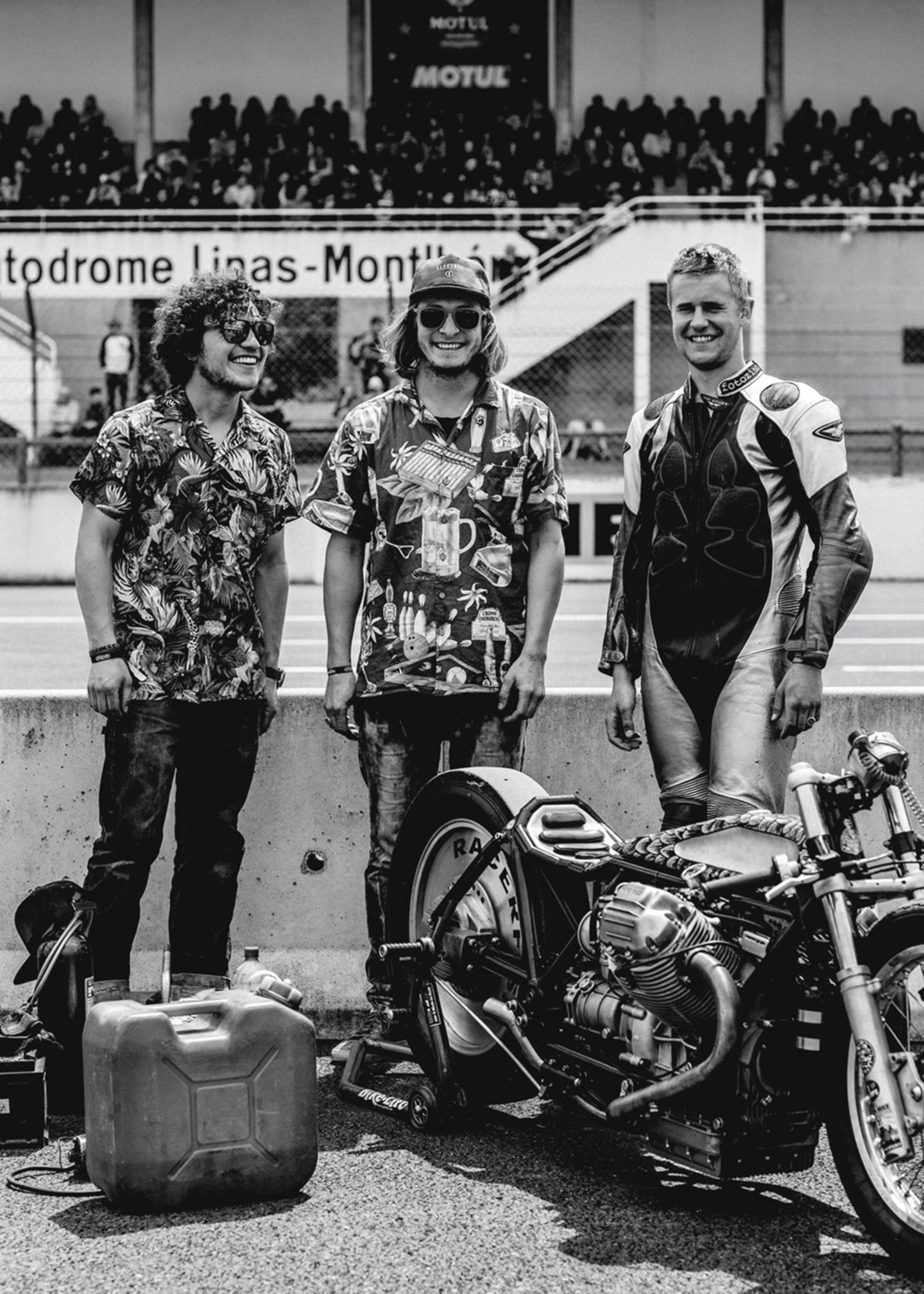"Ferdinand the Sparrow" vor dem Team von Young Guns Speed Shop.